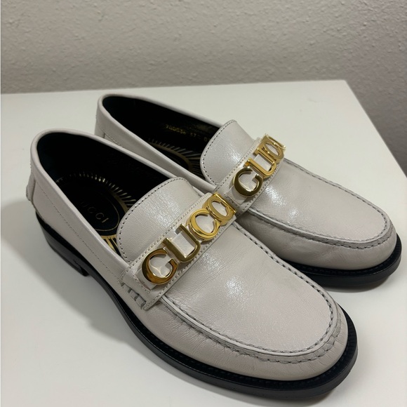 Gucci Logo Plaque Leather Loafers - Picture 3 of 8